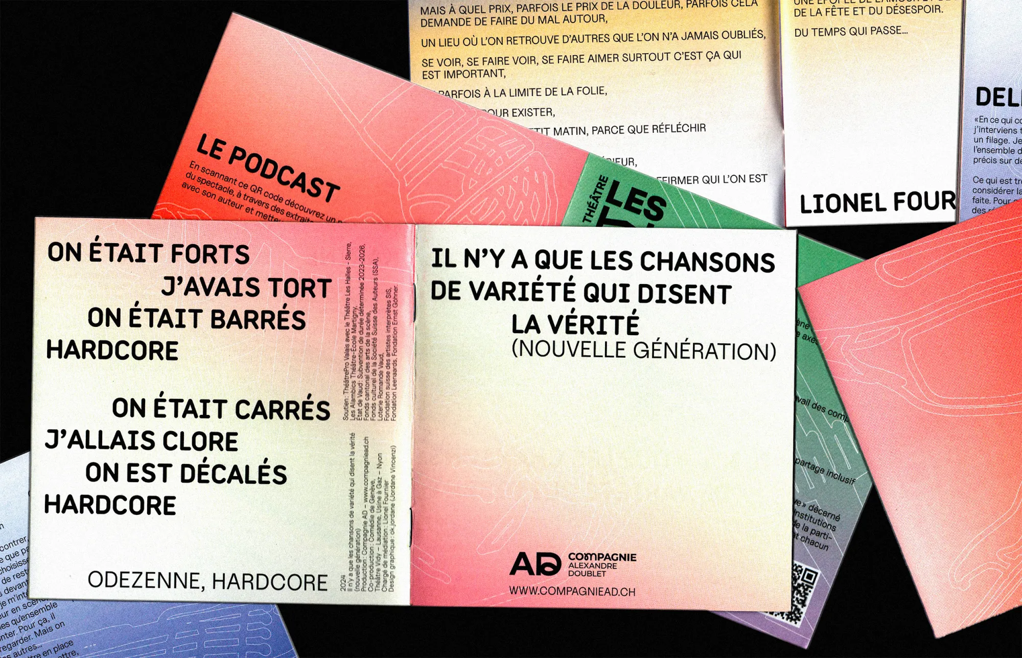 Livret « Il n’y a que les chansons de variété qui disent la vérité » parmi des pages colorées