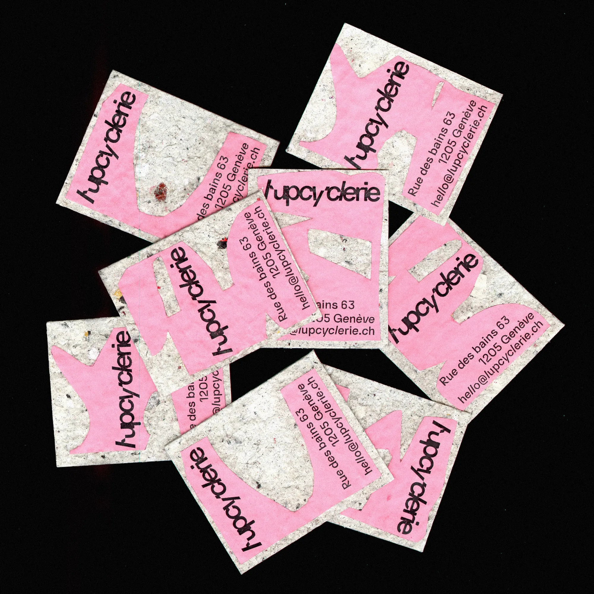 Cartes de visite roses de L’Upcyclerie en papier recyclé