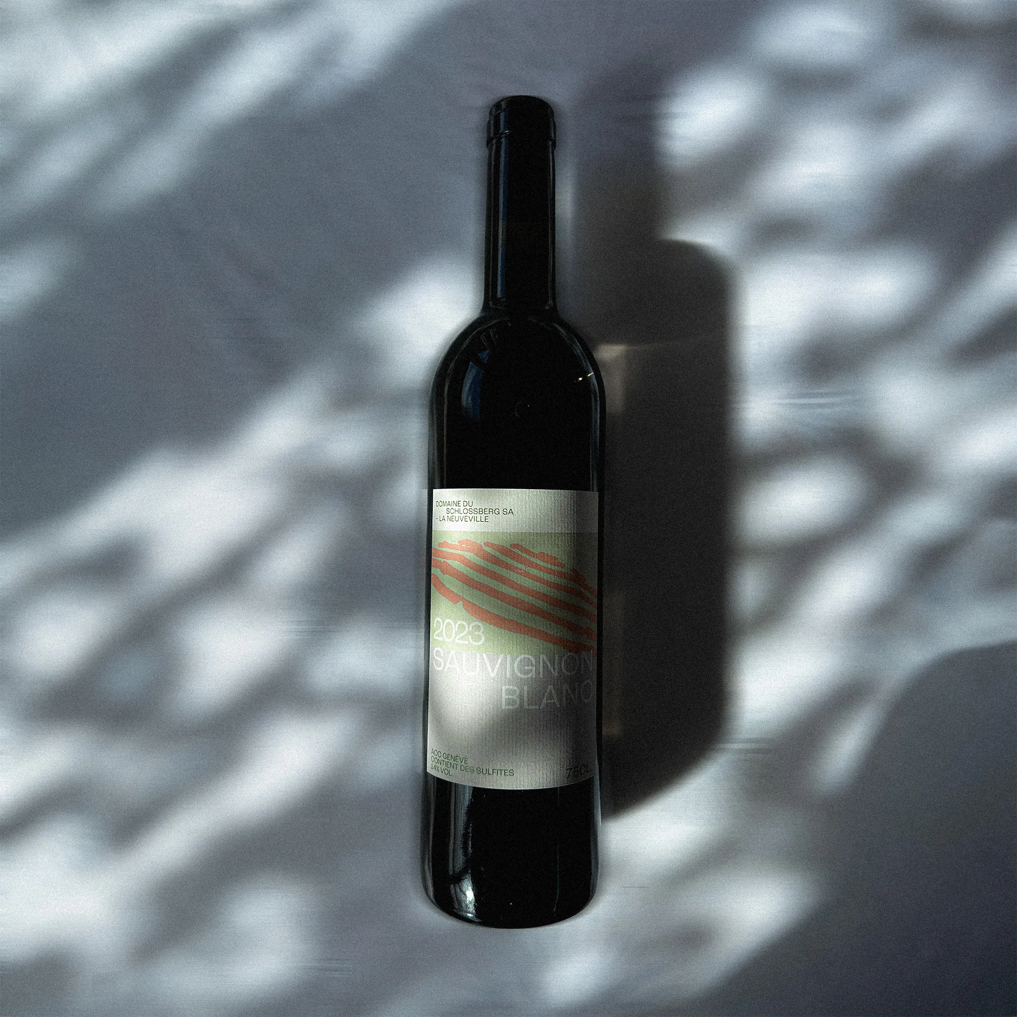 Bouteille de Sauvignon Blanc 2023 du Domaine du Schlossberg dans un jeu d’ombres