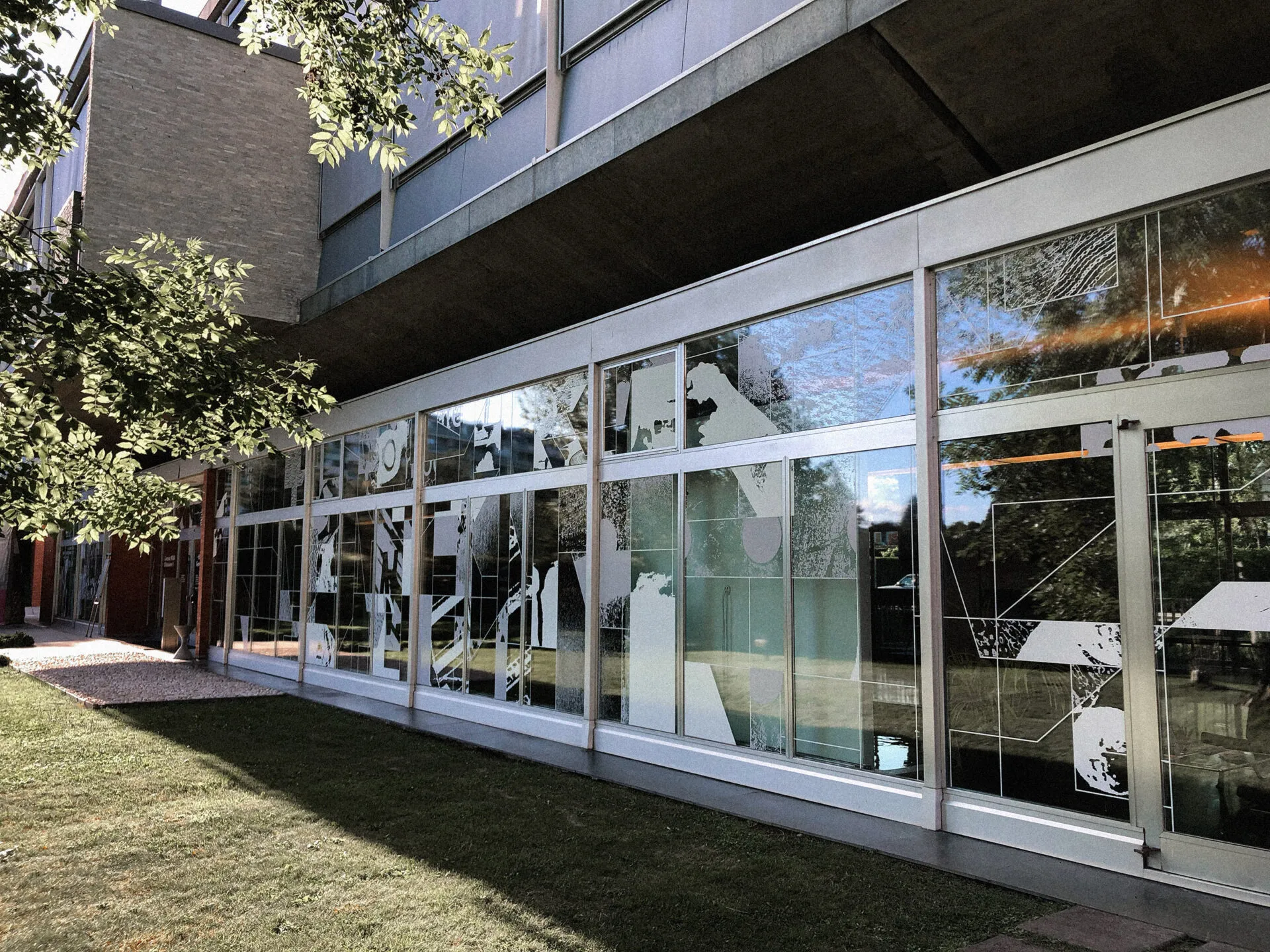 Vitres du bâtiment ELNA de la HEAD Genève habillées de motifs noirs et blancs