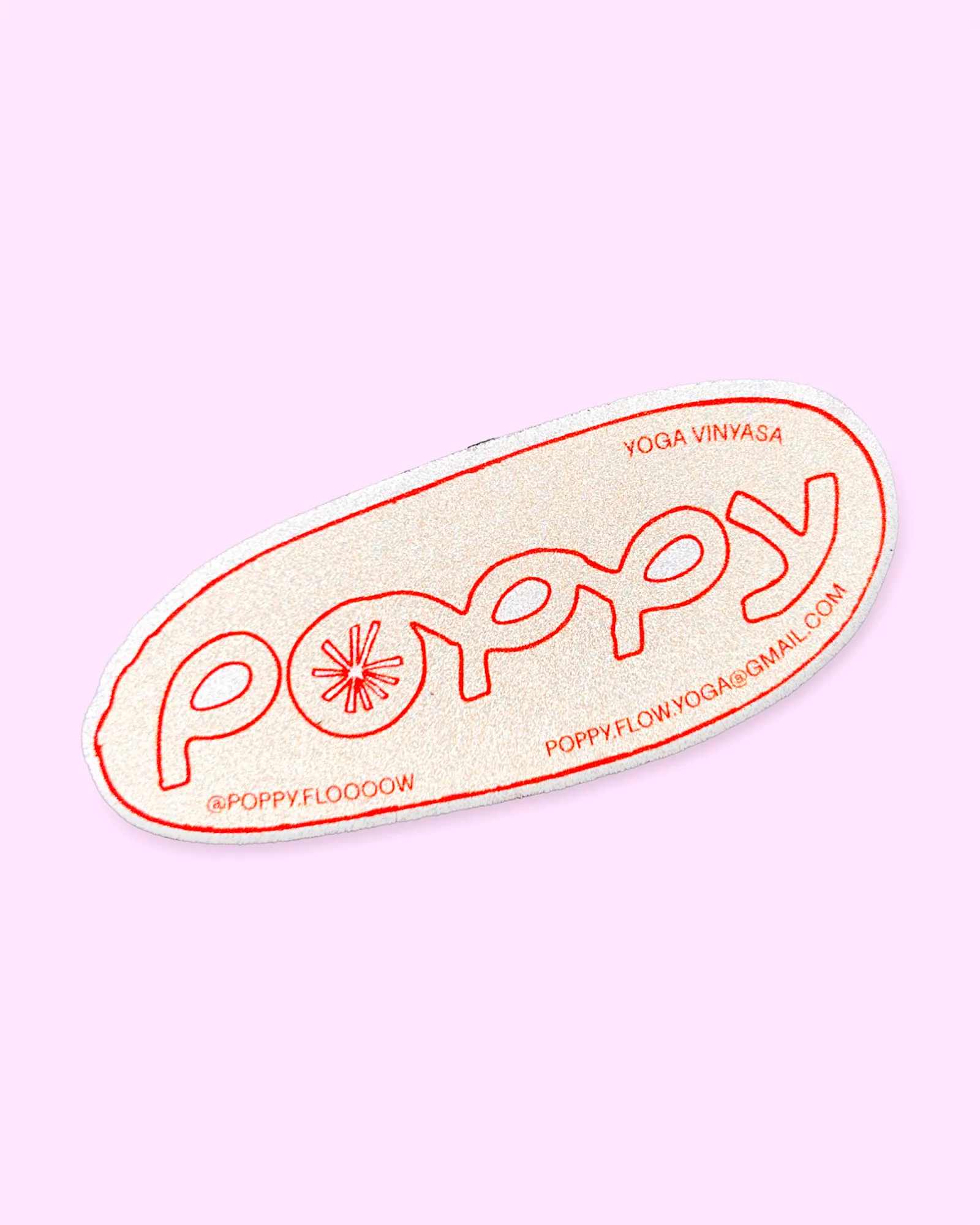 Autocollant Poppy Flow, yoga vinyasa, aux lettres rouges sur fond rose